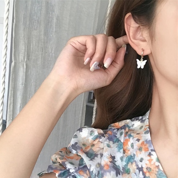 ⚜️[𝟯/$𝟭𝟴]⚜️White Butterfly Hoop Earrings NEW - Picture 3 of 10